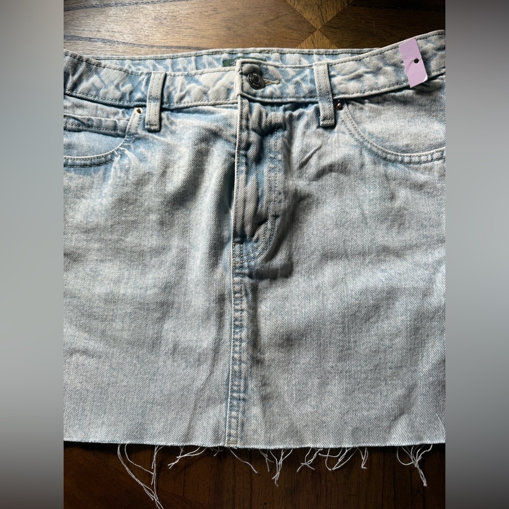 NWT Wild Fable Light Wash Denim Mini Skirt with frayed hem size 6 - Picture 2 of 5